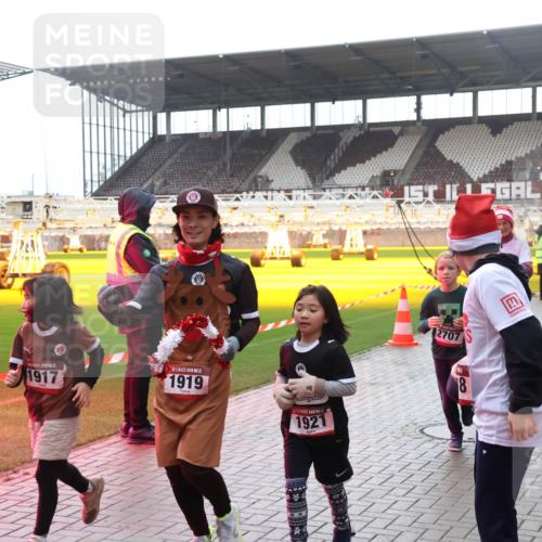 07.12.2025 - St. Pauli X-Mass-Run No. 15 Luisa Fischer http://msf.ph/oto/9384268 07.12.2025 11:29:12 Ziel 1917, 1919, 1921, 2707, 18, 1897, 1917, 1919, 1920, 1921, 2038, 2162, 2164, 2189, 2190, 2383, 2426, 2427, 2431, 2495, 2707, 2709, 2774, 2808, 2845, 3234, 3670, 4641, 4818, 4832, 4837, 4838 meine-sportfotos.de