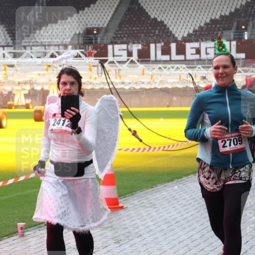 07.12.2025 - St. Pauli X-Mass-Run No. 15 Luisa Fischer http://msf.ph/oto/9384272 07.12.2025 11:29:16 Ziel 2412, 15, 2709, 2431, 2426, 1897, 1917, 1919, 1920, 1921, 2038, 2189, 2190, 2383, 2426, 2427, 2431, 2495, 2707, 2709, 2774, 2808, 2845, 3234, 4641, 4818, 4832, 4837, 4838 meine-sportfotos.de