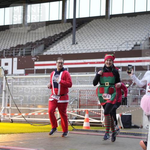 07.12.2025 - St. Pauli X-Mass-Run No. 15 Patografie http://msf.ph/oto/9384274 07.12.2025 10:27:04 Ziel 159, 1317, 1468, 1472, 1618, 3720, 4225, 4334, 4353, 4391, 4409, 4410 meine-sportfotos.de