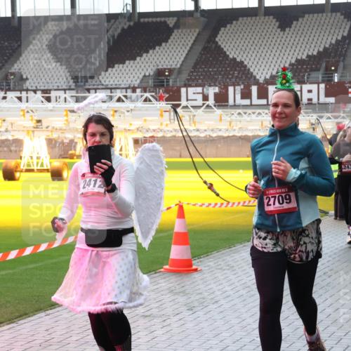 07.12.2025 - St. Pauli X-Mass-Run No. 15 Luisa Fischer http://msf.ph/oto/9384281 07.12.2025 11:29:16 Ziel 2412, 15, 2709, 2431, 2426, 1897, 1917, 1919, 1920, 1921, 2038, 2189, 2190, 2383, 2426, 2427, 2431, 2495, 2707, 2709, 2774, 2808, 2845, 3234, 4641, 4818, 4832, 4837, 4838 meine-sportfotos.de