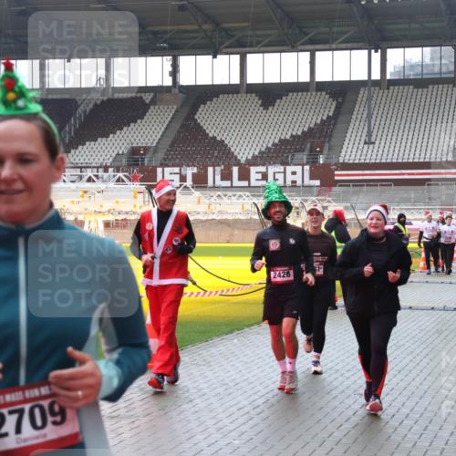 07.12.2025 - St. Pauli X-Mass-Run No. 15 Luisa Fischer http://msf.ph/oto/9384289 07.12.2025 11:29:18 Ziel 2709, 2426, 1897, 1917, 1919, 1920, 1921, 2038, 2189, 2190, 2383, 2426, 2427, 2431, 2495, 2707, 2709, 2774, 2808, 2845, 3234, 3235, 3236, 4641, 4818, 4832, 4837, 4838 meine-sportfotos.de