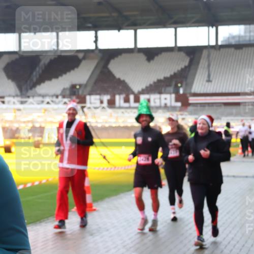 07.12.2025 - St. Pauli X-Mass-Run No. 15 Luisa Fischer http://msf.ph/oto/9384291 07.12.2025 11:29:18 Ziel 1897, 1917, 1919, 1920, 1921, 2038, 2189, 2190, 2383, 2426, 2427, 2431, 2495, 2707, 2709, 2774, 2808, 2845, 3234, 3235, 3236, 4641, 4818, 4832, 4837, 4838 meine-sportfotos.de
