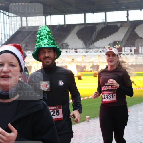 07.12.2025 - St. Pauli X-Mass-Run No. 15 Luisa Fischer http://msf.ph/oto/9384314 07.12.2025 11:29:21 Ziel 1910, 1, 15, 26, 2431, 861, 1897, 1917, 1919, 1920, 1921, 2038, 2189, 2190, 2383, 2426, 2427, 2431, 2495, 2676, 2707, 2709, 2774, 3234, 3235, 3236, 4641, 4818, 4832, 4837, 4838 meine-sportfotos.de