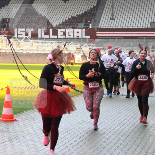 07.12.2025 - St. Pauli X-Mass-Run No. 15 Luisa Fischer http://msf.ph/oto/9384320 07.12.2025 11:29:32 Ziel 3236, 2383, 3235, 4452, 861, 2038, 2189, 2190, 2213, 2285, 2383, 2500, 2522, 2676, 2707, 2709, 3234, 3235, 3236, 4392, 4432, 4452, 4818, 4837, 4838 meine-sportfotos.de