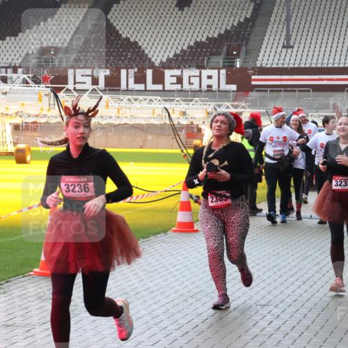 07.12.2025 - St. Pauli X-Mass-Run No. 15 Luisa Fischer http://msf.ph/oto/9384322 07.12.2025 11:29:32 Ziel 15, 3236, 3235, 4452, 861, 2038, 2189, 2190, 2213, 2285, 2383, 2500, 2522, 2676, 2707, 2709, 3234, 3235, 3236, 4392, 4432, 4452, 4818, 4837, 4838 meine-sportfotos.de