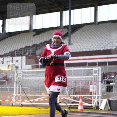 07.12.2025 - St. Pauli X-Mass-Run No. 15 Patografie http://msf.ph/oto/9384324 07.12.2025 10:27:10 Ziel 1312, 1317, 1468, 1472, 1618, 3571, 3720, 4225, 4334, 4353, 4391, 4409, 4410 meine-sportfotos.de