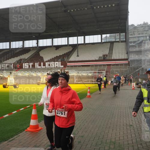 07.12.2025 - St. Pauli X-Mass-Run No. 15 Fabian Wolf http://msf.ph/oto/9384331 07.12.2025 10:11:53 Ziel 670, 756, 1687, 1688, 2906, 3761, 3767, 3909, 3932, 3935 meine-sportfotos.de
