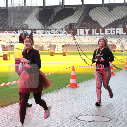 07.12.2025 - St. Pauli X-Mass-Run No. 15 Luisa Fischer http://msf.ph/oto/9384343 07.12.2025 11:29:33 Ziel 325, 383, 3235, 861, 2038, 2189, 2190, 2213, 2285, 2383, 2500, 2522, 2676, 2701, 2702, 2707, 2709, 3234, 3235, 3236, 4392, 4432, 4452, 4818, 4837, 4838 meine-sportfotos.de