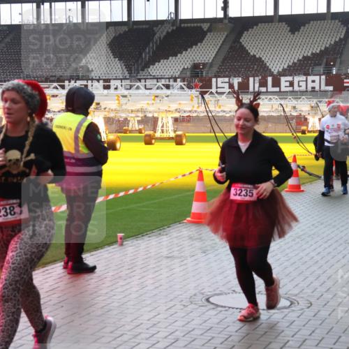 07.12.2025 - St. Pauli X-Mass-Run No. 15 Luisa Fischer http://msf.ph/oto/9384361 07.12.2025 11:29:35 Ziel 401, 2383, 3235, 4452, 861, 1759, 2038, 2189, 2190, 2213, 2285, 2383, 2500, 2522, 2676, 2701, 2702, 2707, 2709, 3234, 3235, 3236, 4392, 4432, 4452, 4818, 4837, 4838 meine-sportfotos.de