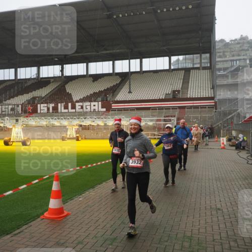 07.12.2025 - St. Pauli X-Mass-Run No. 15 Fabian Wolf http://msf.ph/oto/9384364 07.12.2025 10:11:57 Ziel 756, 1687, 1688, 1833, 2177, 2906, 3761, 3767, 3870, 3932, 3935 meine-sportfotos.de