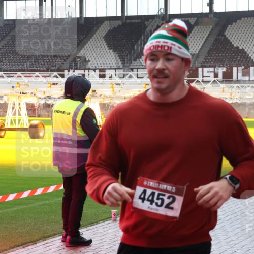 07.12.2025 - St. Pauli X-Mass-Run No. 15 Luisa Fischer http://msf.ph/oto/9384368 07.12.2025 11:29:36 Ziel 4452, 4832, 861, 1759, 2038, 2189, 2190, 2213, 2285, 2383, 2500, 2522, 2676, 2701, 2702, 2707, 2709, 3234, 3235, 3236, 4392, 4432, 4452, 4818, 4837, 4838 meine-sportfotos.de