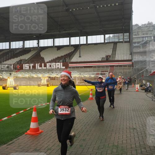 07.12.2025 - St. Pauli X-Mass-Run No. 15 Fabian Wolf http://msf.ph/oto/9384374 07.12.2025 10:11:58 Ziel 756, 1389, 1687, 1688, 1833, 2177, 2906, 3761, 3767, 3870, 3932, 3935 meine-sportfotos.de