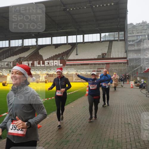 07.12.2025 - St. Pauli X-Mass-Run No. 15 Fabian Wolf http://msf.ph/oto/9384383 07.12.2025 10:11:58 Ziel 756, 1389, 1687, 1688, 1833, 2177, 2906, 3761, 3767, 3870, 3932, 3935 meine-sportfotos.de