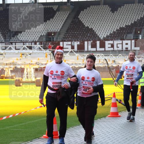 07.12.2025 - St. Pauli X-Mass-Run No. 15 Luisa Fischer http://msf.ph/oto/9384385 07.12.2025 11:29:40 Ziel 48, 4837, 861, 1759, 2038, 2189, 2190, 2213, 2285, 2500, 2522, 2676, 2701, 2702, 2709, 2882, 3143, 3144, 3146, 3235, 3236, 4392, 4432, 4452, 4837, 4838 meine-sportfotos.de