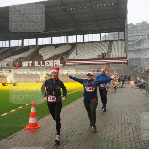 07.12.2025 - St. Pauli X-Mass-Run No. 15 Fabian Wolf http://msf.ph/oto/9384392 07.12.2025 10:11:58 Ziel 756, 1389, 1687, 1688, 1833, 2177, 2906, 3761, 3767, 3870, 3932, 3935 meine-sportfotos.de