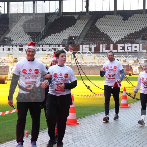 07.12.2025 - St. Pauli X-Mass-Run No. 15 Luisa Fischer http://msf.ph/oto/9384398 07.12.2025 11:29:42 Ziel 4837, 4838, 861, 1759, 2038, 2189, 2190, 2213, 2285, 2500, 2522, 2676, 2701, 2702, 2882, 3143, 3144, 3146, 3235, 3236, 4392, 4432, 4452 meine-sportfotos.de