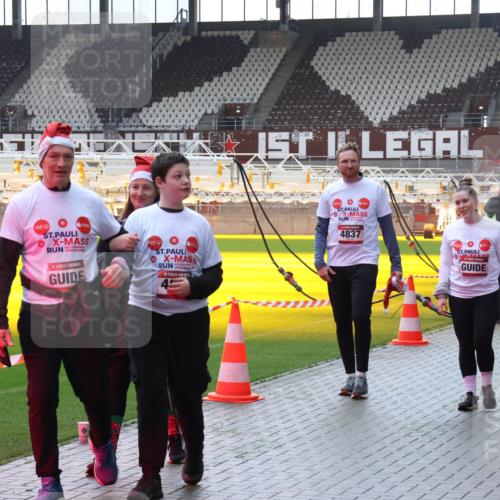 07.12.2025 - St. Pauli X-Mass-Run No. 15 Luisa Fischer http://msf.ph/oto/9384400 07.12.2025 11:29:43 Ziel 4837, 4838, 861, 1759, 2038, 2189, 2190, 2213, 2285, 2500, 2522, 2676, 2701, 2702, 2882, 3143, 3144, 3146, 3235, 3236, 4392, 4432, 4452 meine-sportfotos.de