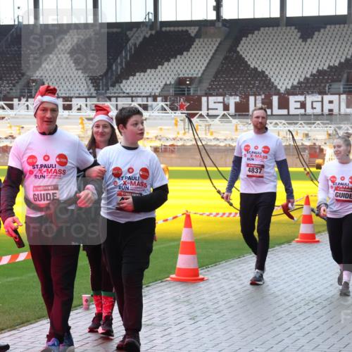 07.12.2025 - St. Pauli X-Mass-Run No. 15 Luisa Fischer http://msf.ph/oto/9384401 07.12.2025 11:29:43 Ziel 15, 4837, 4838, 861, 1759, 2038, 2189, 2190, 2213, 2285, 2500, 2522, 2676, 2701, 2702, 2882, 3143, 3144, 3146, 3235, 3236, 4392, 4432, 4452 meine-sportfotos.de
