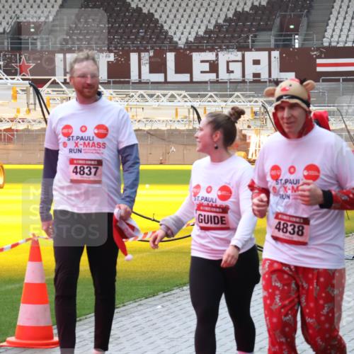 07.12.2025 - St. Pauli X-Mass-Run No. 15 Luisa Fischer http://msf.ph/oto/9384405 07.12.2025 11:29:44 Ziel 4837, 2189, 2190, 4838, 861, 1759, 2189, 2190, 2213, 2285, 2500, 2522, 2676, 2701, 2702, 2882, 3143, 3144, 3146, 3235, 3236, 4392, 4432, 4452 meine-sportfotos.de