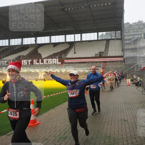 07.12.2025 - St. Pauli X-Mass-Run No. 15 Fabian Wolf http://msf.ph/oto/9384407 07.12.2025 10:11:59 Ziel 756, 1389, 1687, 1688, 1833, 2177, 2906, 3761, 3767, 3870, 3932, 3935, 4658 meine-sportfotos.de