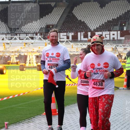 07.12.2025 - St. Pauli X-Mass-Run No. 15 Luisa Fischer http://msf.ph/oto/9384410 07.12.2025 11:29:45 Ziel 5, 4837, 2190, 15, 4838, 861, 1759, 2189, 2190, 2213, 2285, 2500, 2522, 2676, 2701, 2702, 2882, 3143, 3144, 3146, 3235, 3236, 4392, 4432, 4452 meine-sportfotos.de