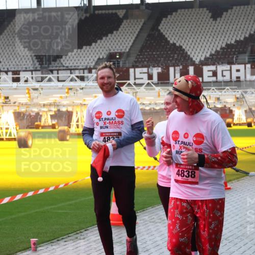 07.12.2025 - St. Pauli X-Mass-Run No. 15 Luisa Fischer http://msf.ph/oto/9384412 07.12.2025 11:29:46 Ziel 15, 482, 15, 4838, 861, 1759, 2189, 2190, 2213, 2285, 2500, 2522, 2676, 2701, 2702, 2882, 3143, 3144, 3146, 3235, 3236, 4392, 4432, 4452 meine-sportfotos.de