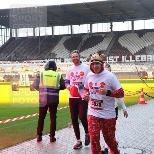 07.12.2025 - St. Pauli X-Mass-Run No. 15 Luisa Fischer http://msf.ph/oto/9384418 07.12.2025 11:29:47 Ziel 1, 15, 4838, 861, 1759, 2189, 2190, 2213, 2285, 2500, 2522, 2676, 2701, 2702, 2882, 3143, 3144, 3146, 3235, 3236, 4392, 4432, 4452 meine-sportfotos.de