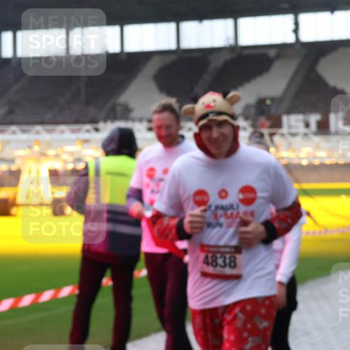 07.12.2025 - St. Pauli X-Mass-Run No. 15 Luisa Fischer http://msf.ph/oto/9384419 07.12.2025 11:29:47 Ziel 4838, 861, 1759, 2189, 2190, 2213, 2285, 2500, 2522, 2676, 2701, 2702, 2882, 3143, 3144, 3146, 3235, 3236, 4392, 4432, 4452 meine-sportfotos.de