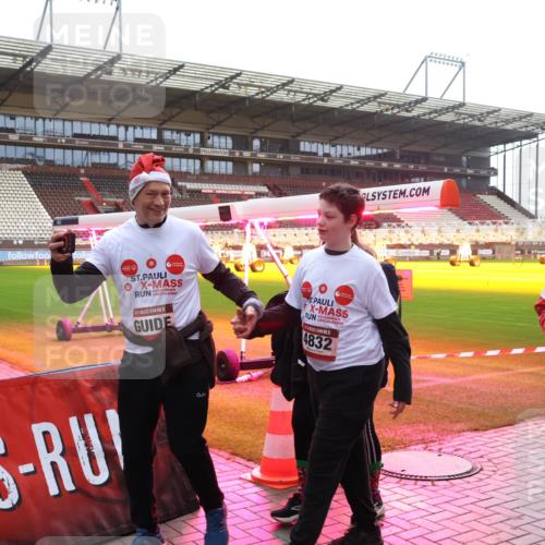 07.12.2025 - St. Pauli X-Mass-Run No. 15 Luisa Fischer http://msf.ph/oto/9384424 07.12.2025 11:29:49 Ziel 15, 4832, 30, 4838, 859, 861, 1759, 1924, 2189, 2190, 2213, 2285, 2500, 2522, 2676, 2701, 2702, 2882, 3143, 3144, 3146, 3235, 3236, 4392, 4432, 4452 meine-sportfotos.de