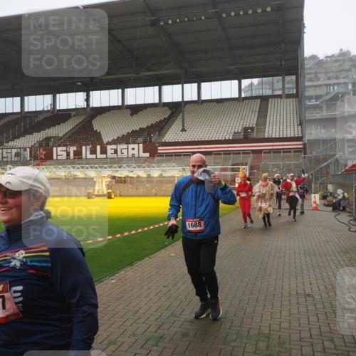 07.12.2025 - St. Pauli X-Mass-Run No. 15 Fabian Wolf http://msf.ph/oto/9384425 07.12.2025 10:12:00 Ziel 756, 1389, 1687, 1688, 1833, 2177, 2906, 3761, 3767, 3870, 3932, 3935, 4658 meine-sportfotos.de