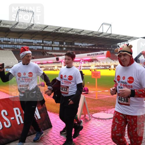 07.12.2025 - St. Pauli X-Mass-Run No. 15 Luisa Fischer http://msf.ph/oto/9384428 07.12.2025 11:29:49 Ziel 4832, 4838, 37, 859, 861, 1759, 1924, 2189, 2190, 2213, 2285, 2500, 2522, 2676, 2701, 2702, 2882, 3143, 3144, 3146, 3235, 3236, 4392, 4432, 4452 meine-sportfotos.de