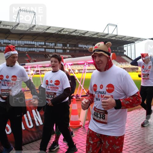 07.12.2025 - St. Pauli X-Mass-Run No. 15 Luisa Fischer http://msf.ph/oto/9384430 07.12.2025 11:29:49 Ziel 15, 5, 4832, 9, 15, 4838, 4837, 859, 861, 1759, 1924, 2189, 2190, 2213, 2285, 2500, 2522, 2676, 2701, 2702, 2882, 3143, 3144, 3146, 3235, 3236, 4392, 4432, 4452 meine-sportfotos.de