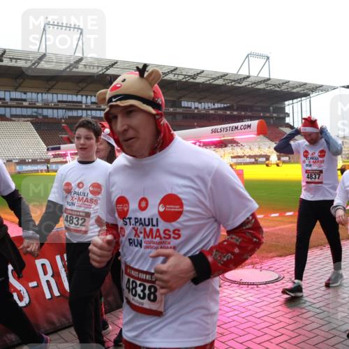 07.12.2025 - St. Pauli X-Mass-Run No. 15 Luisa Fischer http://msf.ph/oto/9384432 07.12.2025 11:29:50 Ziel 15, 15, 4832, 4838, 4837, 5, 859, 861, 882, 1759, 1922, 1924, 1925, 2213, 2285, 2500, 2522, 2676, 2701, 2702, 2882, 3143, 3144, 3146, 3235, 3236, 4392, 4432, 4452 meine-sportfotos.de