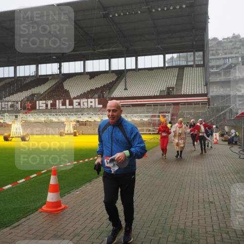 07.12.2025 - St. Pauli X-Mass-Run No. 15 Fabian Wolf http://msf.ph/oto/9384434 07.12.2025 10:12:00 Ziel 756, 1389, 1687, 1688, 1833, 2177, 2906, 3761, 3767, 3870, 3932, 3935, 4658 meine-sportfotos.de