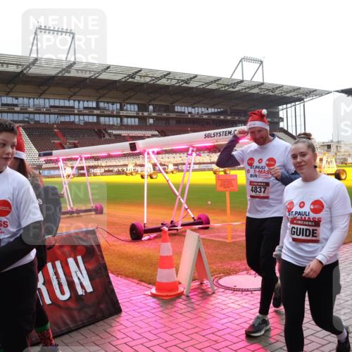 07.12.2025 - St. Pauli X-Mass-Run No. 15 Luisa Fischer http://msf.ph/oto/9384435 07.12.2025 11:29:50 Ziel 1, 15, 4832, 4837, 15, 859, 861, 882, 1759, 1922, 1924, 1925, 2213, 2285, 2500, 2522, 2676, 2701, 2702, 2882, 3143, 3144, 3146, 3235, 3236, 4392, 4432, 4452 meine-sportfotos.de