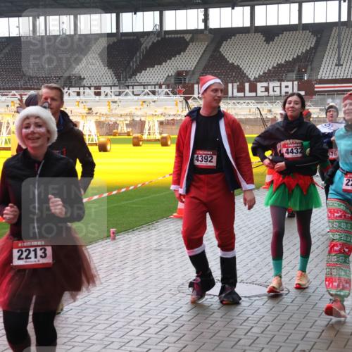 07.12.2025 - St. Pauli X-Mass-Run No. 15 Luisa Fischer http://msf.ph/oto/9384456 07.12.2025 11:29:56 Ziel 5, 2213, 4392, 4432, 676, 2285, 270, 859, 861, 882, 1759, 1922, 1924, 1925, 2213, 2285, 2500, 2522, 2676, 2701, 2702, 2838, 2840, 2882, 3143, 3144, 3146, 3235, 3236, 4392, 4432, 4452, 4651 meine-sportfotos.de