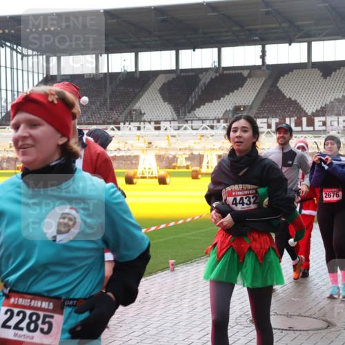 07.12.2025 - St. Pauli X-Mass-Run No. 15 Luisa Fischer http://msf.ph/oto/9384469 07.12.2025 11:29:58 Ziel 15, 2285, 15, 4432, 1, 2676, 2882, 859, 861, 882, 1759, 1922, 1924, 1925, 2213, 2285, 2500, 2522, 2676, 2701, 2702, 2787, 2838, 2840, 2882, 3143, 3144, 3146, 3235, 3236, 4392, 4432, 4452, 4651, 4839 meine-sportfotos.de