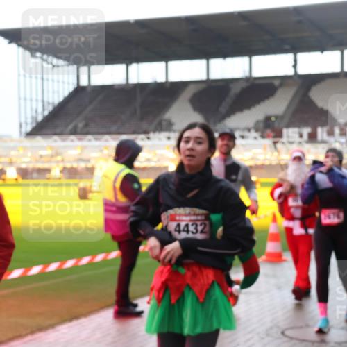 07.12.2025 - St. Pauli X-Mass-Run No. 15 Luisa Fischer http://msf.ph/oto/9384474 07.12.2025 11:29:58 Ziel 2, 4432, 859, 861, 882, 1759, 1922, 1924, 1925, 2213, 2285, 2500, 2522, 2676, 2701, 2702, 2787, 2838, 2840, 2882, 3143, 3144, 3146, 3235, 3236, 4392, 4432, 4452, 4651, 4839 meine-sportfotos.de
