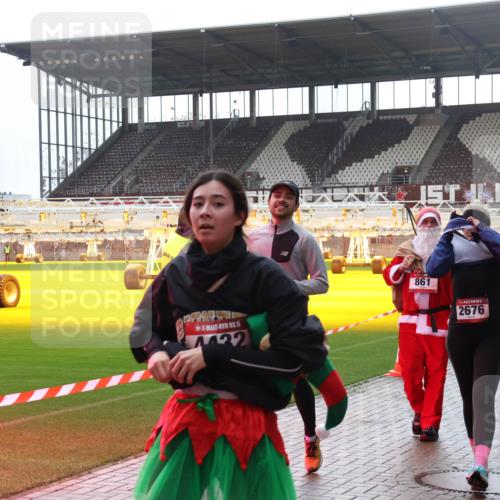 07.12.2025 - St. Pauli X-Mass-Run No. 15 Luisa Fischer http://msf.ph/oto/9384478 07.12.2025 11:29:59 Ziel 15, 4432, 861, 2676, 270, 859, 861, 882, 1759, 1922, 1924, 1925, 2213, 2285, 2500, 2522, 2676, 2701, 2702, 2787, 2838, 2840, 2882, 3143, 3144, 3146, 3235, 3236, 4392, 4432, 4452, 4651, 4839 meine-sportfotos.de