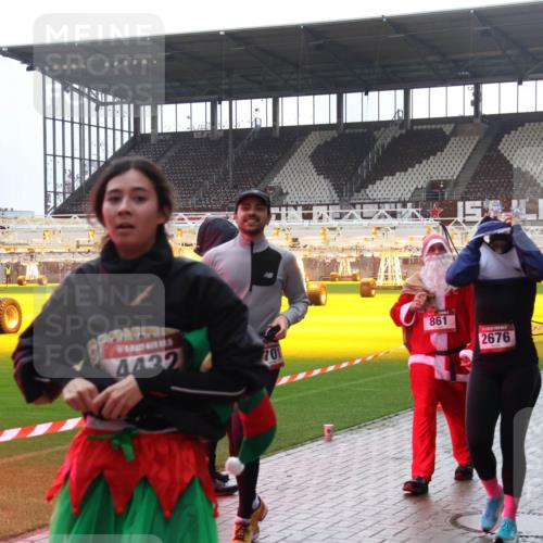 07.12.2025 - St. Pauli X-Mass-Run No. 15 Luisa Fischer http://msf.ph/oto/9384480 07.12.2025 11:29:59 Ziel 5, 4432, 701, 861, 2676, 27, 28, 859, 861, 882, 1759, 1922, 1924, 1925, 2213, 2285, 2500, 2522, 2676, 2701, 2702, 2787, 2838, 2840, 2882, 3143, 3144, 3146, 3235, 3236, 4392, 4432, 4452, 4651, 4839 meine-sportfotos.de