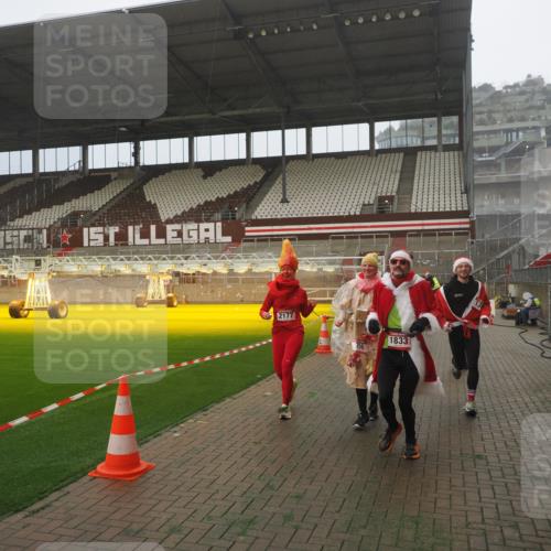 07.12.2025 - St. Pauli X-Mass-Run No. 15 Fabian Wolf http://msf.ph/oto/9384488 07.12.2025 10:12:02 Ziel 756, 1389, 1687, 1688, 1833, 2177, 2906, 3761, 3767, 3870, 3932, 3935, 4658 meine-sportfotos.de