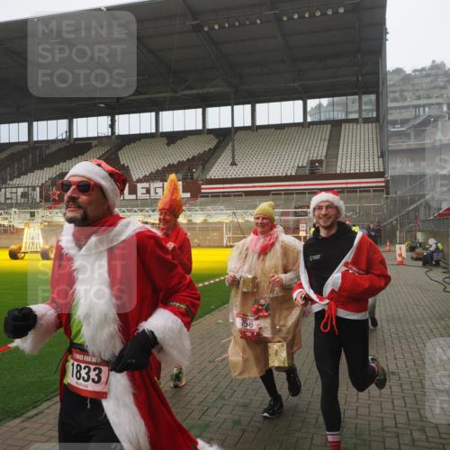 07.12.2025 - St. Pauli X-Mass-Run No. 15 Fabian Wolf http://msf.ph/oto/9384515 07.12.2025 10:12:03 Ziel 756, 1389, 1526, 1687, 1688, 1833, 2177, 2906, 3767, 3870, 3932, 3935, 4658 meine-sportfotos.de