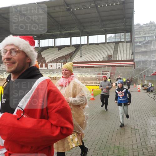 07.12.2025 - St. Pauli X-Mass-Run No. 15 Fabian Wolf http://msf.ph/oto/9384529 07.12.2025 10:12:04 Ziel 756, 1389, 1526, 1687, 1688, 1833, 2177, 2906, 3870, 3932, 3935, 4658 meine-sportfotos.de
