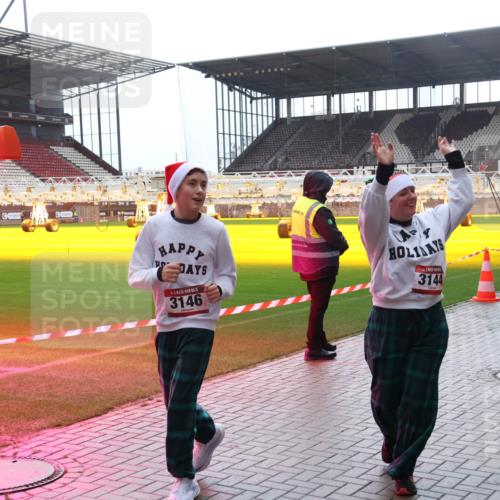 07.12.2025 - St. Pauli X-Mass-Run No. 15 Luisa Fischer http://msf.ph/oto/9384533 07.12.2025 11:30:07 Ziel 3146, 3144, 2189, 859, 861, 882, 1759, 1922, 1924, 1925, 1941, 2213, 2285, 2500, 2522, 2676, 2701, 2702, 2787, 2838, 2840, 2882, 3143, 3144, 3146, 3303, 4392, 4432, 4452, 4651, 4839 meine-sportfotos.de
