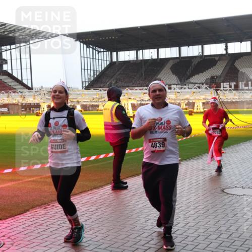07.12.2025 - St. Pauli X-Mass-Run No. 15 Luisa Fischer http://msf.ph/oto/9384563 07.12.2025 11:30:27 Ziel 4839, 2787, 3303, 859, 882, 1922, 1924, 1925, 1941, 2509, 2705, 2787, 2838, 2840, 2882, 3143, 3303, 4651, 4839 meine-sportfotos.de