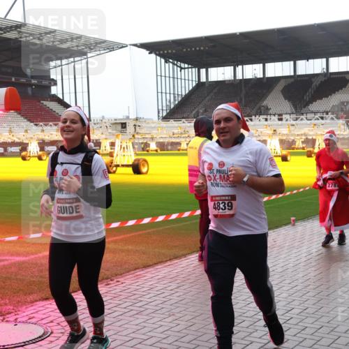 07.12.2025 - St. Pauli X-Mass-Run No. 15 Luisa Fischer http://msf.ph/oto/9384569 07.12.2025 11:30:27 Ziel 15, 15, 4839, 2787, 859, 882, 1922, 1924, 1925, 1941, 2509, 2705, 2787, 2838, 2840, 2882, 3143, 3303, 4651, 4839 meine-sportfotos.de