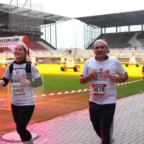 07.12.2025 - St. Pauli X-Mass-Run No. 15 Luisa Fischer http://msf.ph/oto/9384573 07.12.2025 11:30:28 Ziel 4, 15, 15, 4839, 2787, 859, 882, 1922, 1924, 1925, 1941, 2509, 2705, 2787, 2838, 2840, 2882, 3303, 4651, 4839 meine-sportfotos.de