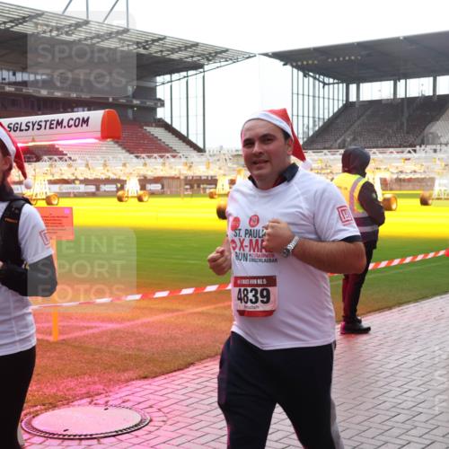 07.12.2025 - St. Pauli X-Mass-Run No. 15 Luisa Fischer http://msf.ph/oto/9384577 07.12.2025 11:30:28 Ziel 15, 4839, 2787, 859, 882, 1922, 1924, 1925, 1941, 2509, 2705, 2787, 2838, 2840, 2882, 3303, 4651, 4839 meine-sportfotos.de