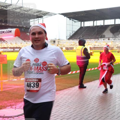 07.12.2025 - St. Pauli X-Mass-Run No. 15 Luisa Fischer http://msf.ph/oto/9384578 07.12.2025 11:30:28 Ziel 15, 4839, 2787, 859, 882, 1922, 1924, 1925, 1941, 2509, 2705, 2787, 2838, 2840, 2882, 3303, 4651, 4839 meine-sportfotos.de