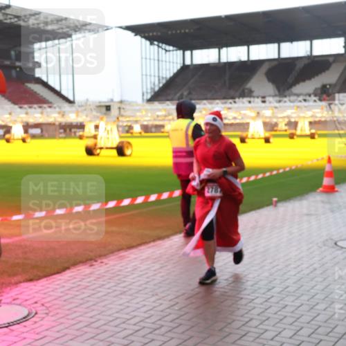 07.12.2025 - St. Pauli X-Mass-Run No. 15 Luisa Fischer http://msf.ph/oto/9384579 07.12.2025 11:30:29 Ziel 2787, 859, 882, 1922, 1924, 1925, 1941, 2509, 2705, 2787, 2838, 2840, 2876, 3303, 4651, 4839 meine-sportfotos.de
